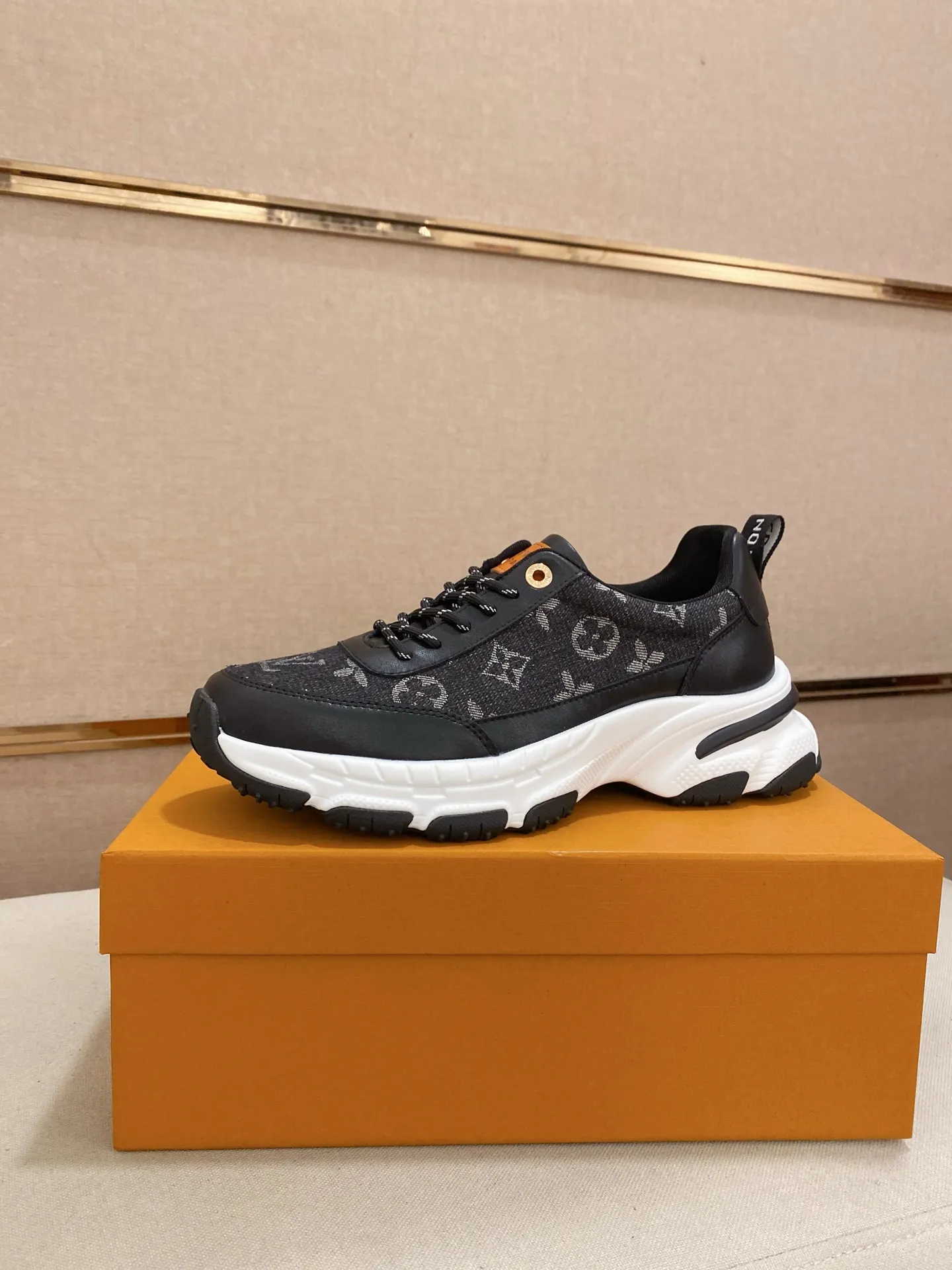 Men's shoes💰 442💰Louis Vuitton (Louis Vuitton/LV) top 🔍🔍 new models are on sale at the same time, the upper 🇮🇹 imported Italian first-layer cowhide, fully imported breathable mesh lining 💪💪, completely 1⃣️compared 1⃣️Reproduction🇮🇹💪💪, ⚠Sole: The original sole is specially provided by the original factory, the exclusive movable molded sole is super comfortable, ⚠Original factory follow-up goods, 🔍🔍high quality, you can enter and leave the counter at will, welcome to compare⚠. Code number: 38-44. Can be customized for 45 non-refundable!